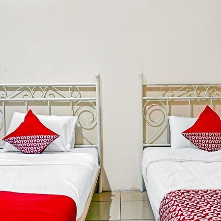 Oyo 90689 Lily House Hotel Tangerang Exterior photo