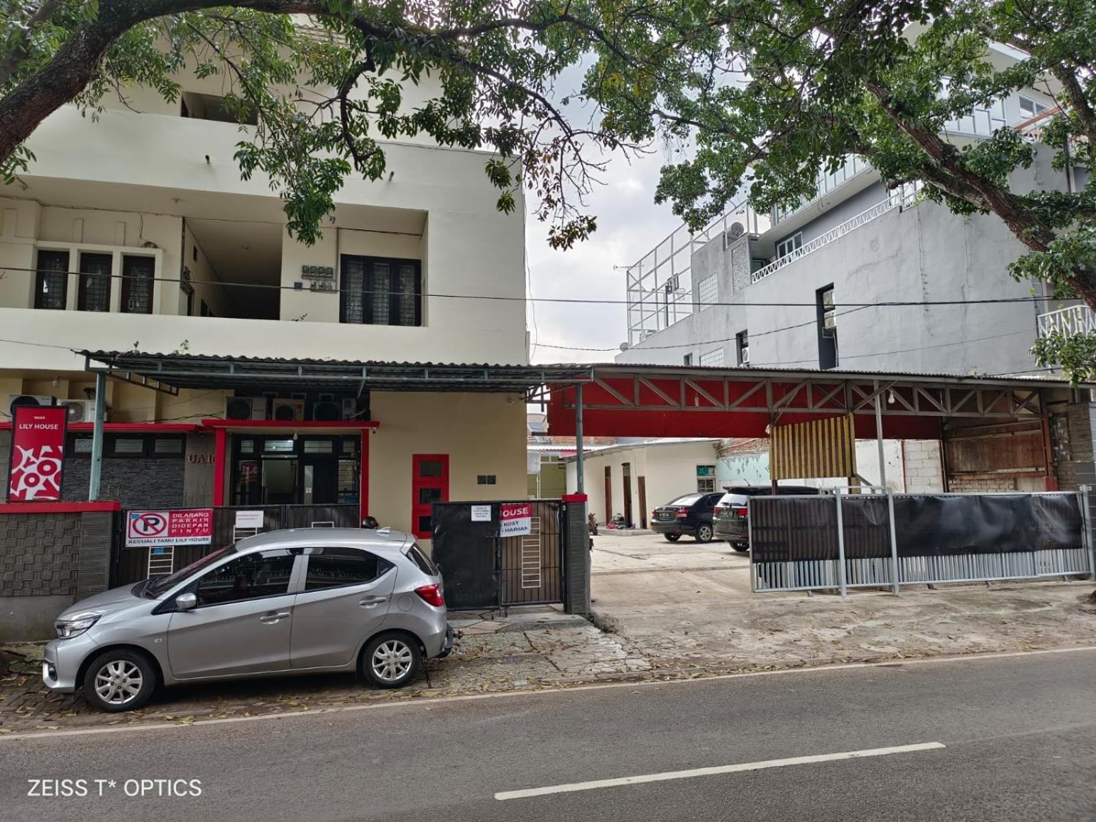 Oyo 90689 Lily House Hotel Tangerang Exterior photo