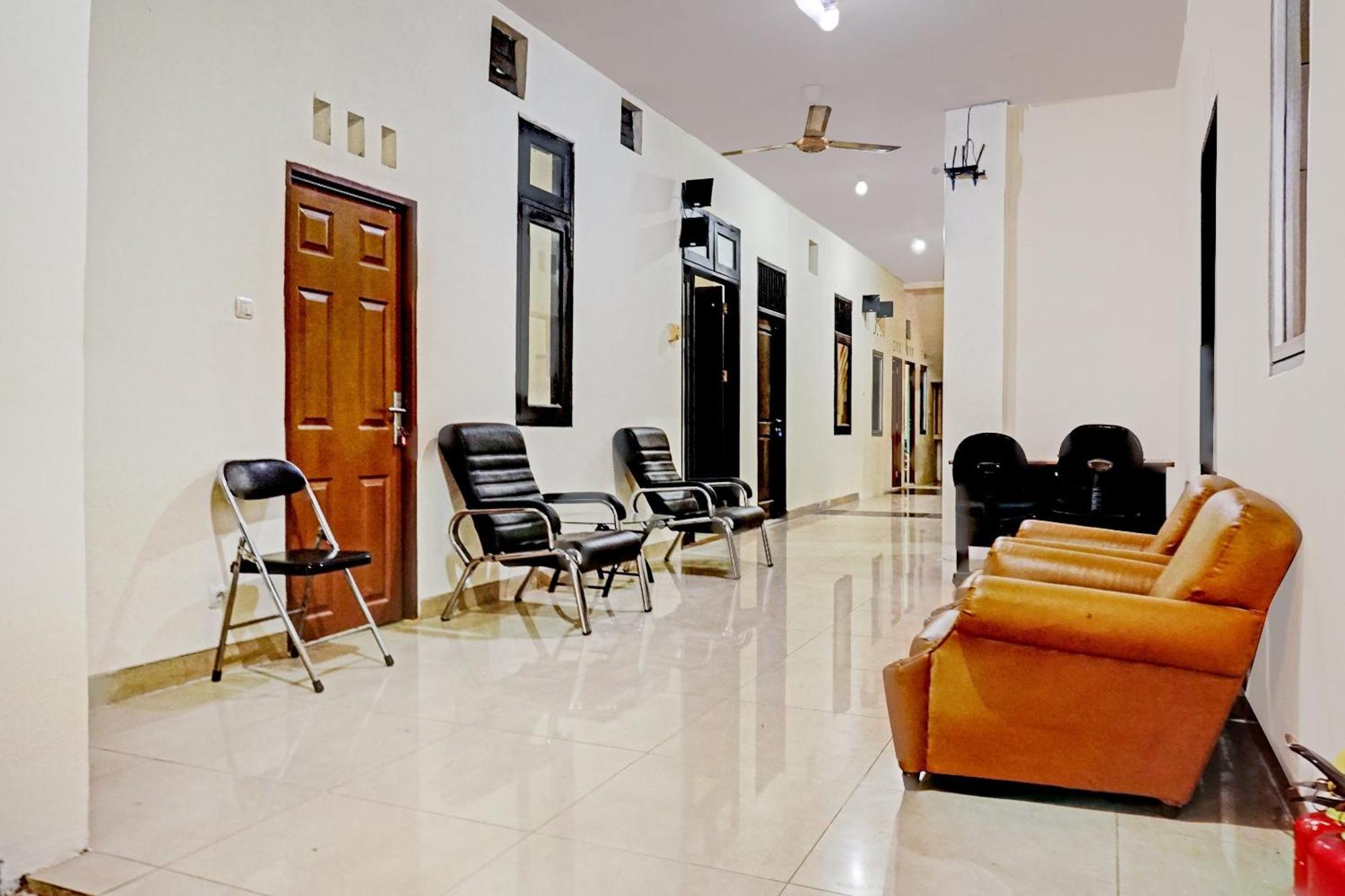 Oyo 90689 Lily House Hotel Tangerang Exterior photo