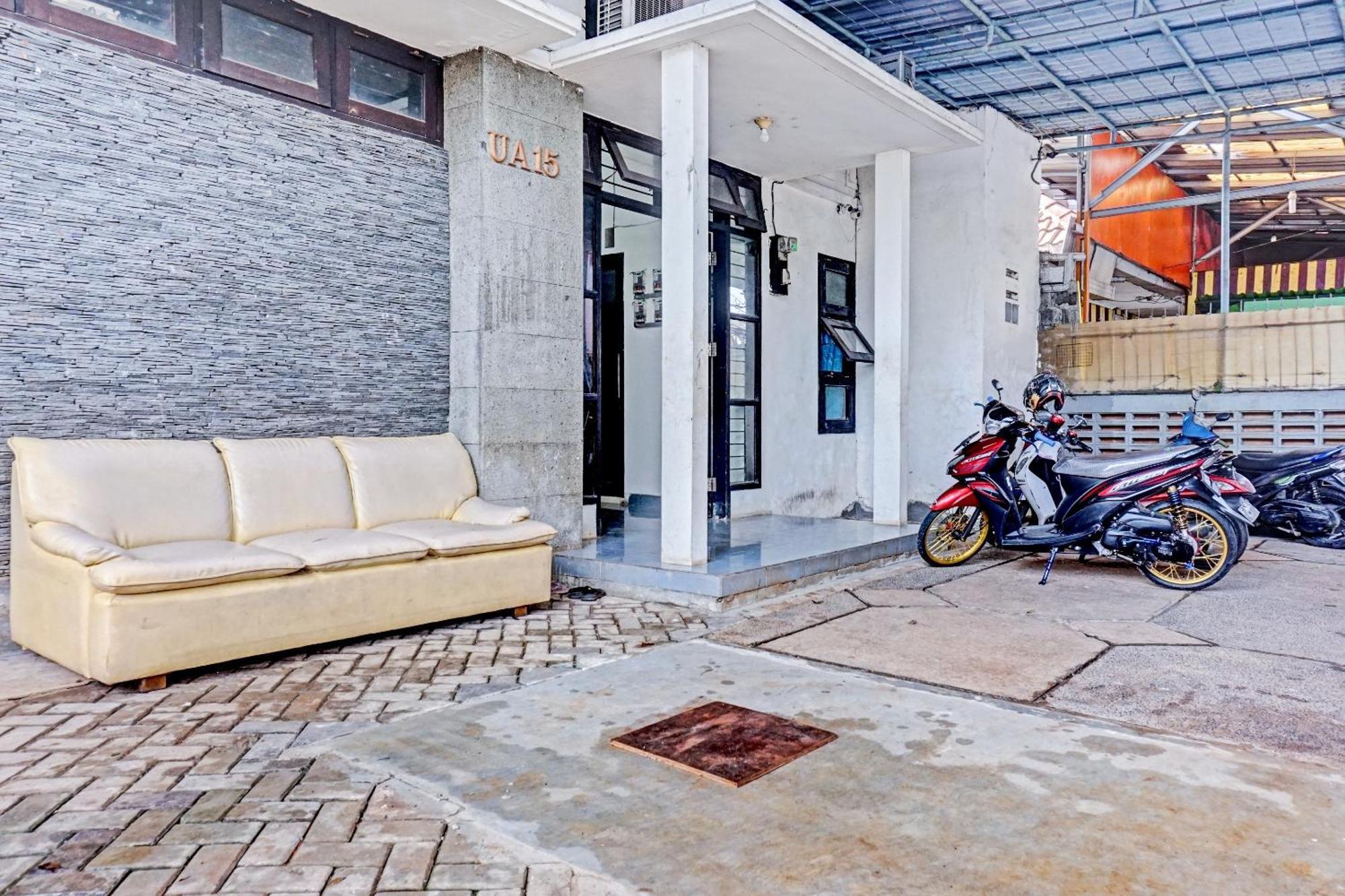 Oyo 90689 Lily House Hotel Tangerang Exterior photo